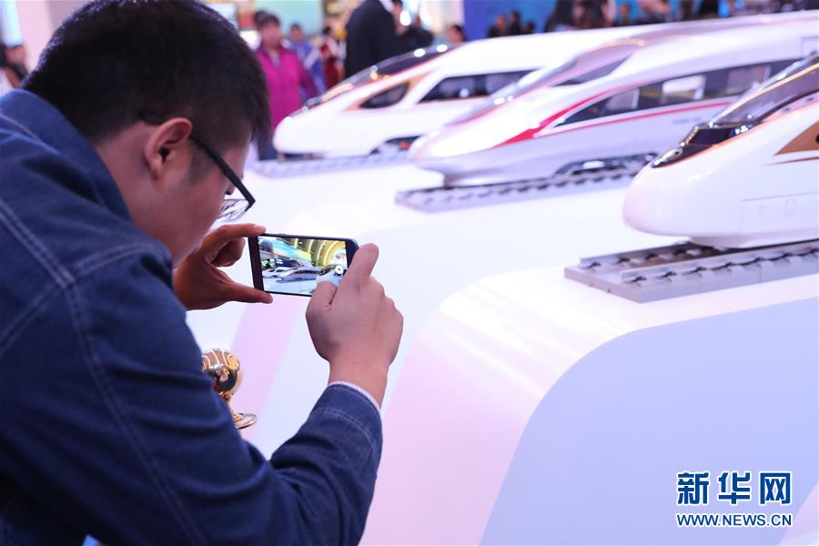 （十九大時(shí)光&middot;圖文互動(dòng)）（2）向著夢(mèng)想，奮進(jìn)！&mdash;&mdash;來(lái)自&ldquo;砥礪奮進(jìn)的五年&rdquo;大型成就展現(xiàn)場(chǎng)的報(bào)道 