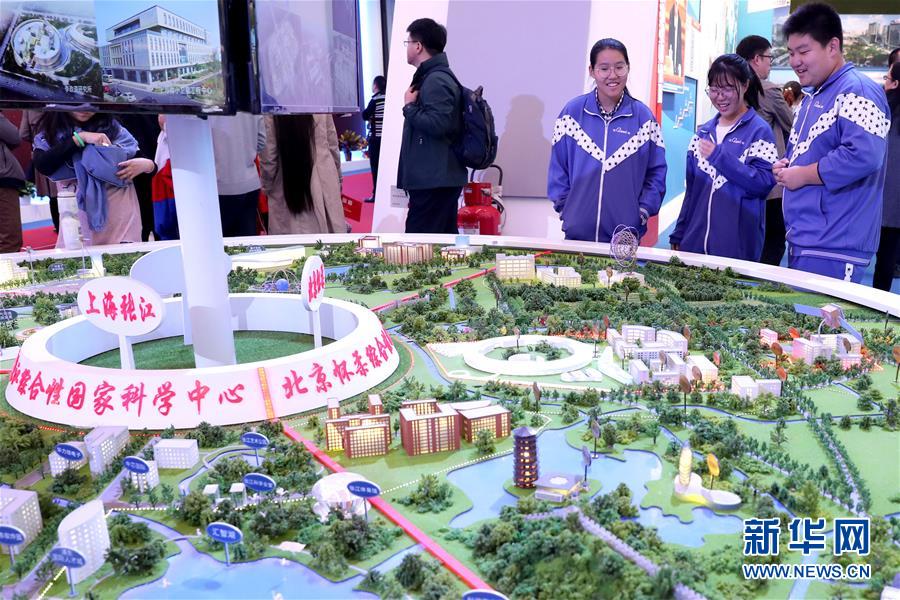 （十九大時(shí)光&middot;圖文互動(dòng)）（4）向著夢(mèng)想，奮進(jìn)！&mdash;&mdash;來(lái)自&ldquo;砥礪奮進(jìn)的五年&rdquo;大型成就展現(xiàn)場(chǎng)的報(bào)道 