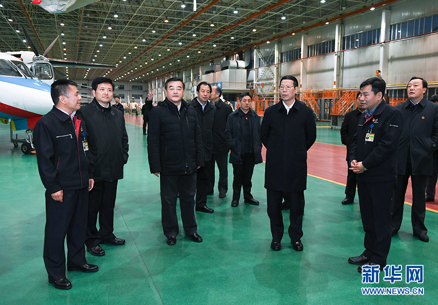 11月14日至15日，國(guó)務(wù)院副總理張高麗在黑龍江調(diào)研。這是11月14日，張高麗到哈爾濱飛機(jī)工業(yè)集團(tuán)有限責(zé)任公司了解國(guó)有老企業(yè)轉(zhuǎn)型升級(jí)情況。 新華社記者 高潔 攝