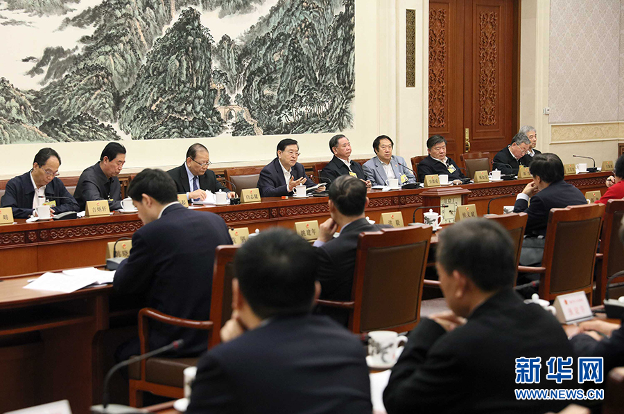 12月23日，十二屆全國(guó)人大常委會(huì)第三十一次會(huì)議舉行分組會(huì)議，審議監(jiān)察法草案二次審議稿等。張德江委員長(zhǎng)參加審議。 新華社記者劉衛(wèi)兵攝