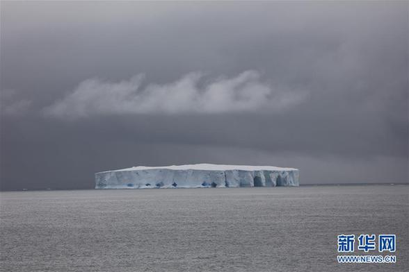 （圖文互動(dòng)）（2）專(zhuān)訪：在南極，最美的藍(lán)冰可能通向死亡&mdash;&mdash;中國(guó)南極科考隊(duì)員講述&ldquo;冰縫驚魂記&rdquo;