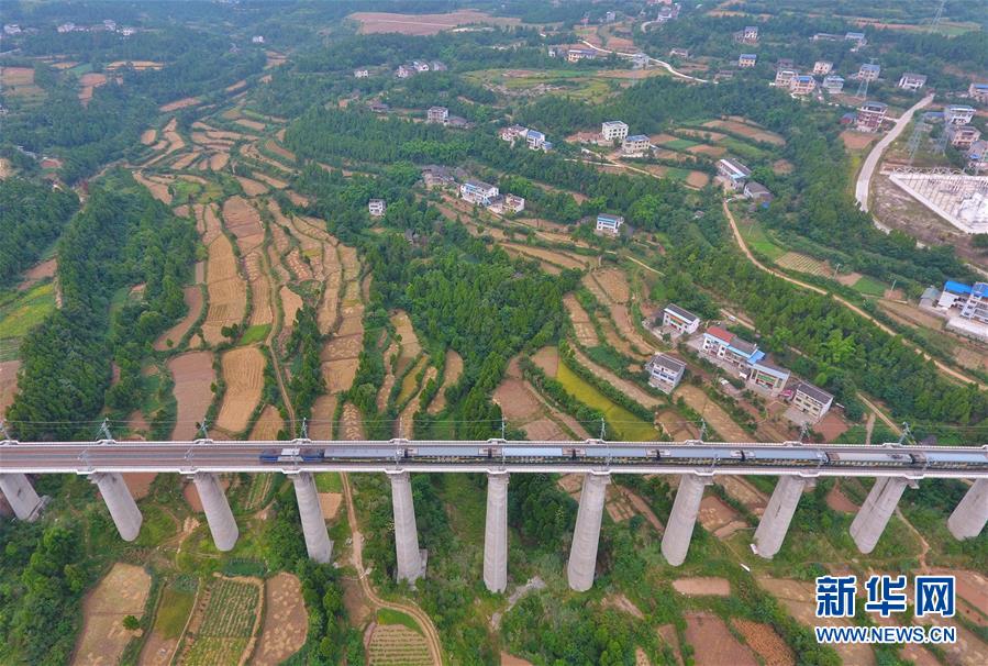 （新華全媒頭條&middot;圖文互動(dòng)）（6）開啟新征程　譜寫新史詩&mdash;&mdash;以習(xí)近平同志為核心的黨中央引領(lǐng)中國(guó)特色社會(huì)主義進(jìn)入新時(shí)代