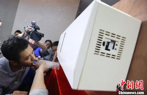 圖為南京一家科研單位研發(fā)的空氣凈化器。<a target='_blank' >中新社</a>發(fā) 泱波 攝