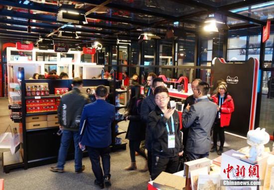 走進&ldquo;互聯(lián)網(wǎng)之光&rdquo;博覽會，無人超市是本次展會最大的熱點，顧客可用二維碼進入超市，實現(xiàn)全自動購物。