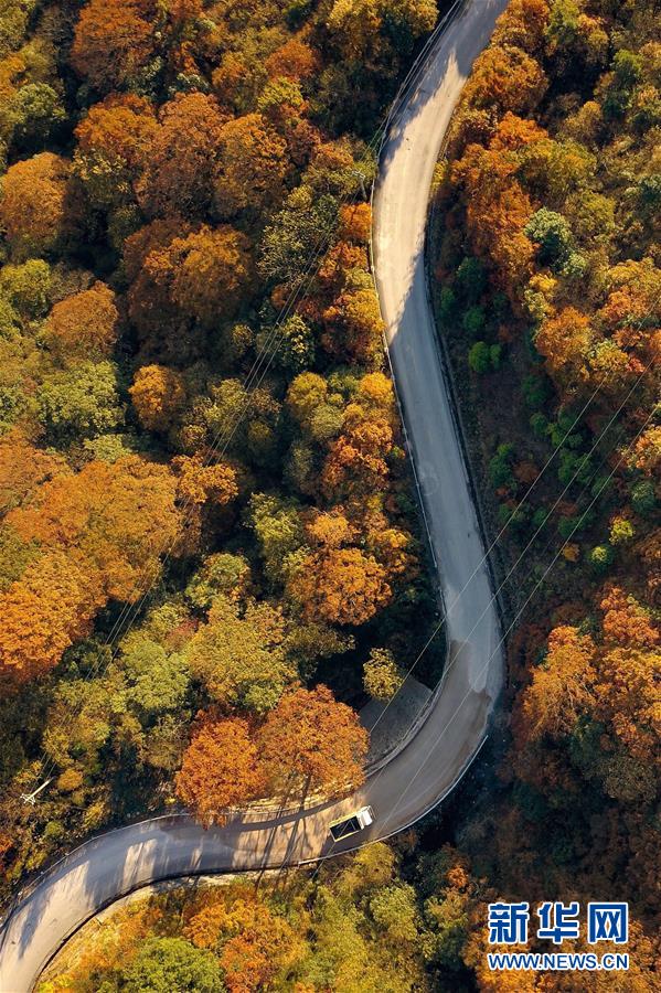 （新華全媒頭條&middot;新時(shí)代新氣象新作為&middot;圖文互動(dòng)）（9）抬腳踏上水泥路，出門坐上公交車&mdash;&mdash;我國竭力破除農(nóng)村交通&ldquo;最后一公里&rdquo;瓶頸