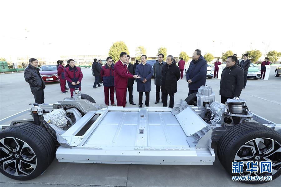 1月9日至10日，國務(wù)院副總理張高麗在安徽調(diào)研推動長江經(jīng)濟帶發(fā)展工作。這是1月9日，張高麗在江淮汽車股份有限公司了解企業(yè)生產(chǎn)經(jīng)營和參與國際產(chǎn)能合作情況。新華社記者 龐興雷 攝