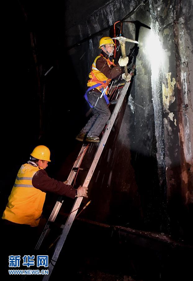 (走基層 聽民聲)(4)鐵路守護(hù)者 隧道“打冰人”