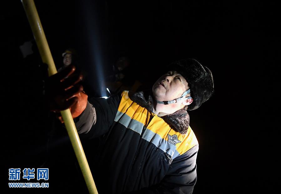 （走基層 聽民聲）（8）鐵路守護(hù)者 隧道&ldquo;打冰人&rdquo;