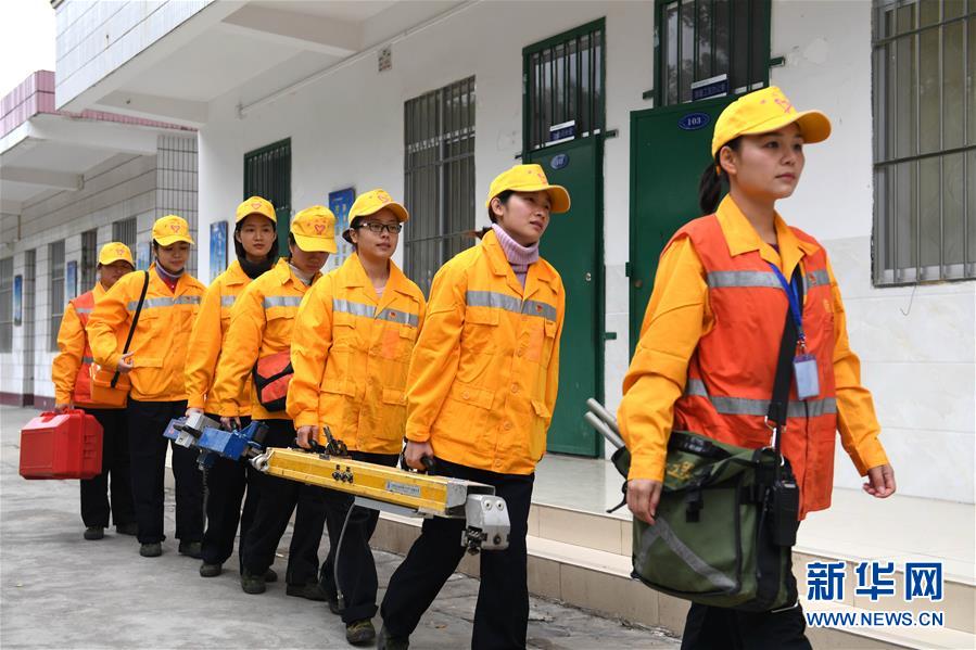 (走基層 聽民聲)(1)鐵路線上的“鏗鏘玫瑰”