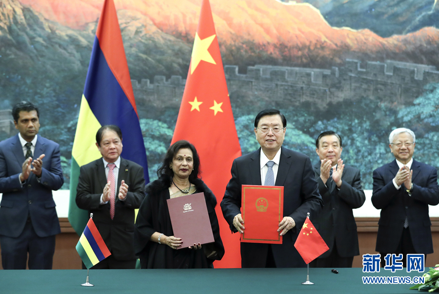 2月2日，全國人大常委會委員長張德江在北京人民大會堂與毛里求斯國民議會議長哈努曼吉舉行會談。這是雙方會談前共同出席中國全國人大與毛里求斯國民議會合作諒解備忘錄的簽字儀式。新華社記者 龐興雷 攝