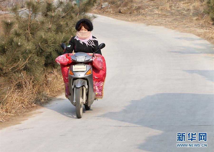 （在習(xí)近平新時(shí)代中國(guó)特色社會(huì)主義思想指引下&mdash;&mdash;新時(shí)代新氣象新作為&middot;四好農(nóng)村路&middot;圖文互動(dòng)）（2）路通 民富 心齊&mdash;&mdash;農(nóng)村道路升級(jí)激發(fā)基層向心力