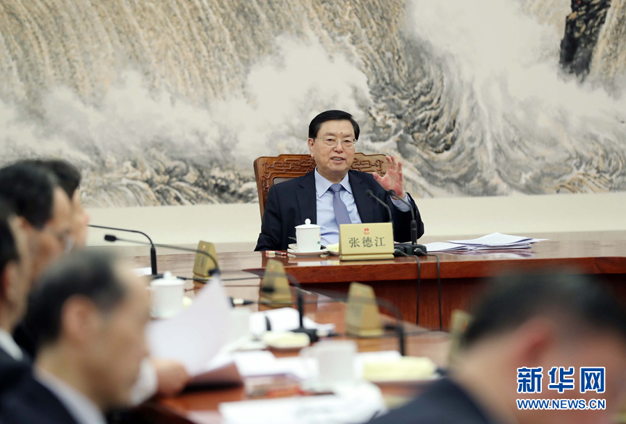 2月11日，十二屆全國人大常委會(huì)第一百一十一次委員長會(huì)議在北京人民大會(huì)堂舉行。會(huì)議決定，十二屆全國人大常委會(huì)第三十三次會(huì)議于2月23日至24日舉行。張德江委員長主持會(huì)議。新華社記者 劉衛(wèi)兵 攝