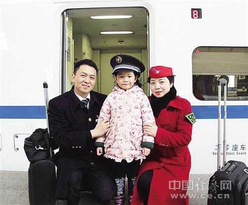 陳剛（左）、肖三英以及女兒陳昱彤的合照。經(jīng)濟日報-中國經(jīng)濟網(wǎng)記者 王軼辰攝