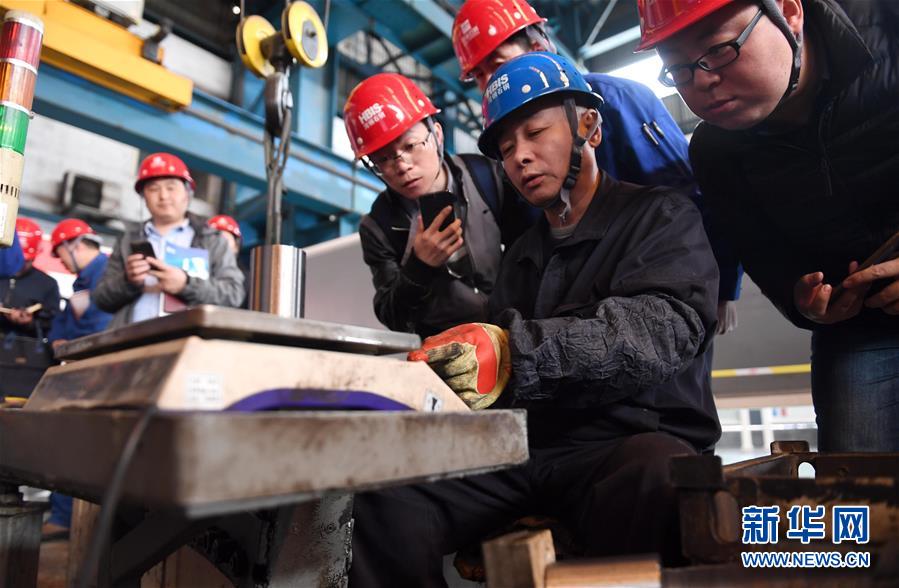 (習(xí)近平新時(shí)代中國(guó)特色社會(huì)主義思想在基層·改革發(fā)展新氣象·圖文互動(dòng))(1)河鋼轉(zhuǎn)型:不按“噸”賣按“塊”賣 不賣“數(shù)量”賣“質(zhì)量”