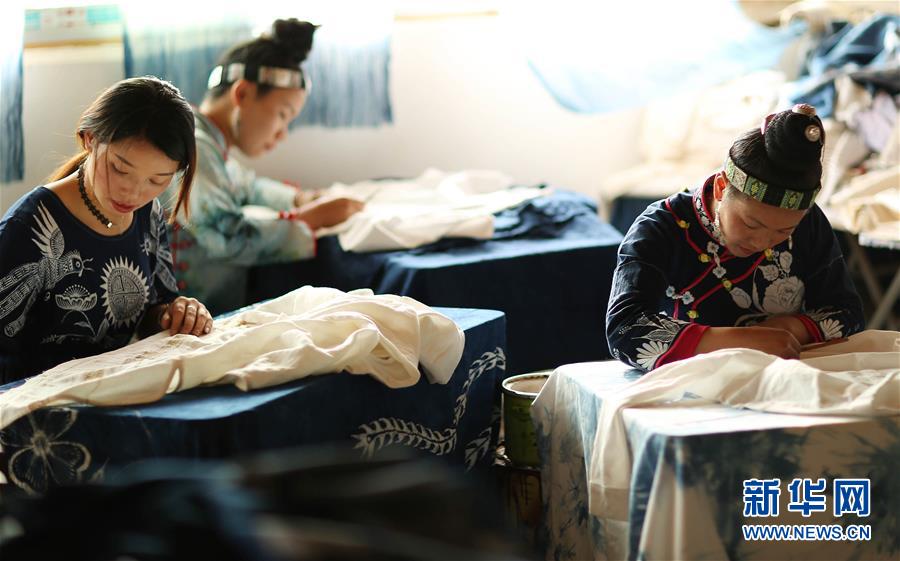 (社會)(1)貴州丹寨:“指尖經(jīng)濟(jì)”繪制脫貧藍(lán)圖