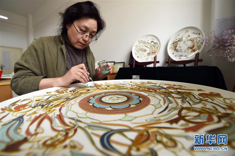 (XHDW)(1)音樂教師白茜:跨界創(chuàng)作掐絲敦煌壁畫