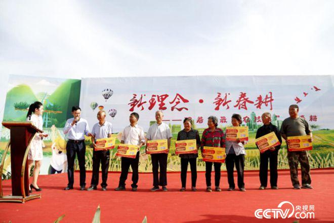 愛心企業(yè)與貧困農(nóng)戶結(jié)對子、送肥料