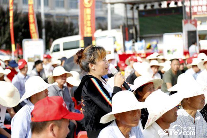 活動現(xiàn)場，農(nóng)民搶答問題