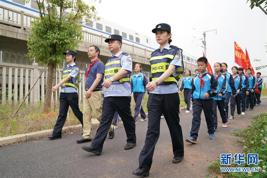 (社會)(1)孩子們的“紅領巾護路志愿隊”