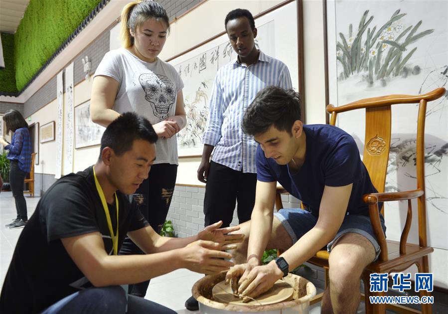 （文化）（1）外國留學(xué)生赴甘肅進(jìn)行文化交流