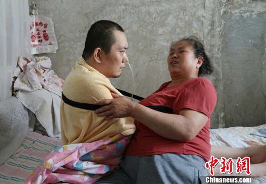 身體日漸衰老的梁青蘭每次幫兒子翻身、坐立，全身的衣物都要濕透一次。　尚明俠 攝