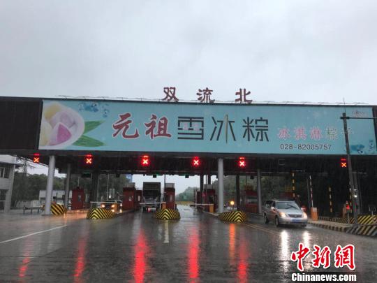 網(wǎng)傳車輛被淹的收費站現(xiàn)狀。　鐘欣 攝