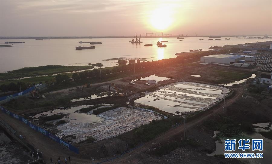 （新華視點&middot;圖文互動）（3）中央督察兩年有的絲毫未改，有的不減反增&mdash;&mdash;江蘇泰興數(shù)萬噸化工廢料和污泥堆放長江邊調(diào)查