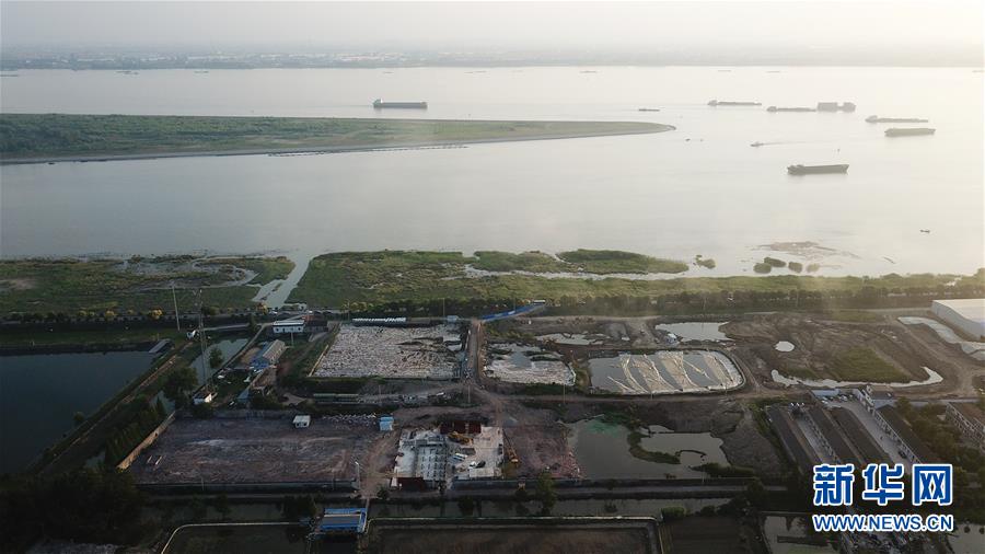 （新華視點&middot;圖文互動）（6）中央督察兩年有的絲毫未改，有的不減反增&mdash;&mdash;江蘇泰興數(shù)萬噸化工廢料和污泥堆放長江邊調(diào)查