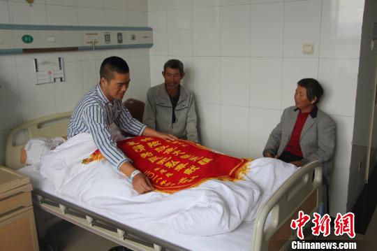 被救的李忠起、張總鳳夫婦看望受傷后的李運飛。　汪渝 攝