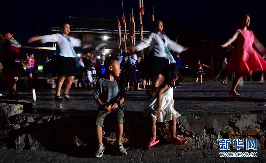 （社會）（7）苗山脫貧影像志&mdash;&mdash;把苗寨搬進景區(qū) 讓貧困戶住進城里