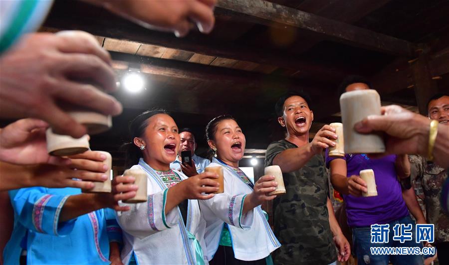 （社會）（12）苗山脫貧影像志&mdash;&mdash;把苗寨搬進景區(qū) 讓貧困戶住進城里