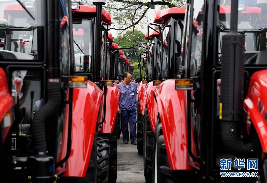 (新華全媒頭條·圖文互動(dòng))(5)共和國(guó)農(nóng)機(jī)工業(yè)“長(zhǎng)子”成長(zhǎng)記