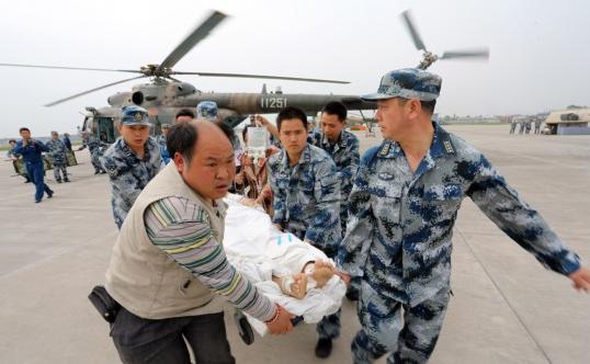 戰(zhàn)士們?cè)谔J山災(zāi)區(qū)轉(zhuǎn)移重傷員（來源：中國軍網(wǎng)）