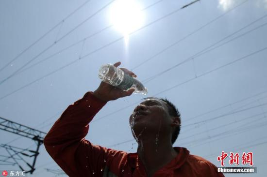 資料圖：高溫下的人。胡國(guó)林 攝 圖片來源：東方IC 版權(quán)作品 請(qǐng)勿轉(zhuǎn)載