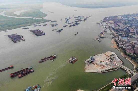 8月1日，巨型的水泥儲罐被吊離碼頭，湖南岳陽城陵磯新港區(qū)天欣碼頭的整治已基本完成。今年5月，長江岸線湖南段開展港口碼頭&ldquo;關(guān)停并轉(zhuǎn)&rdquo;專項(xiàng)整治行動。截至目前，該行動已集中關(guān)停42個(gè)碼頭泊位，退出岸線7302米。楊華峰 攝
