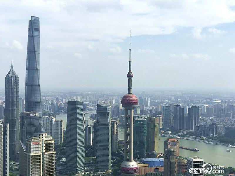 　　長(zhǎng)三角更高質(zhì)量的一體化發(fā)展，將建成具有全球競(jìng)爭(zhēng)力的世界級(jí)城市群。圖為上海陸家嘴（孔華/攝）