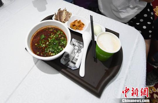 圖為&ldquo;環(huán)西部火車游Y667/8次&rdquo;列車上推出蘭州牛肉面套餐，套餐38元，有一碗牛肉面、一碟牛肉、一個(gè)雞蛋、一份小菜、一份甜胚子?！钇G敏 攝