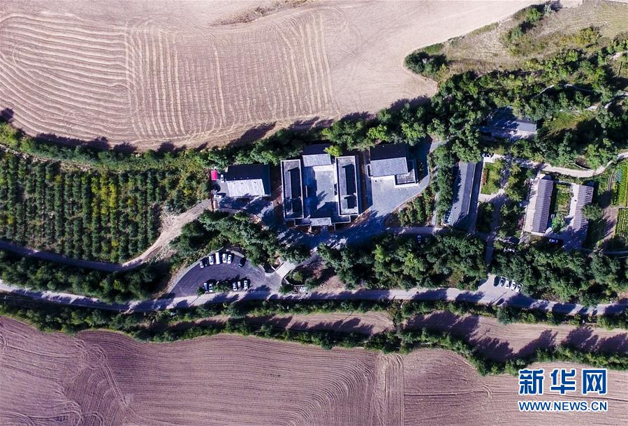 (圖文互動)(5)藝術(shù)家進(jìn)村 新疆古老村莊煥發(fā)新顏