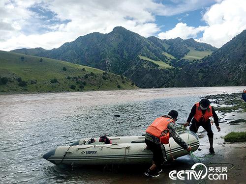 管護(hù)員久美扎西（右）和朋友正準(zhǔn)備將皮劃艇抬上岸。
