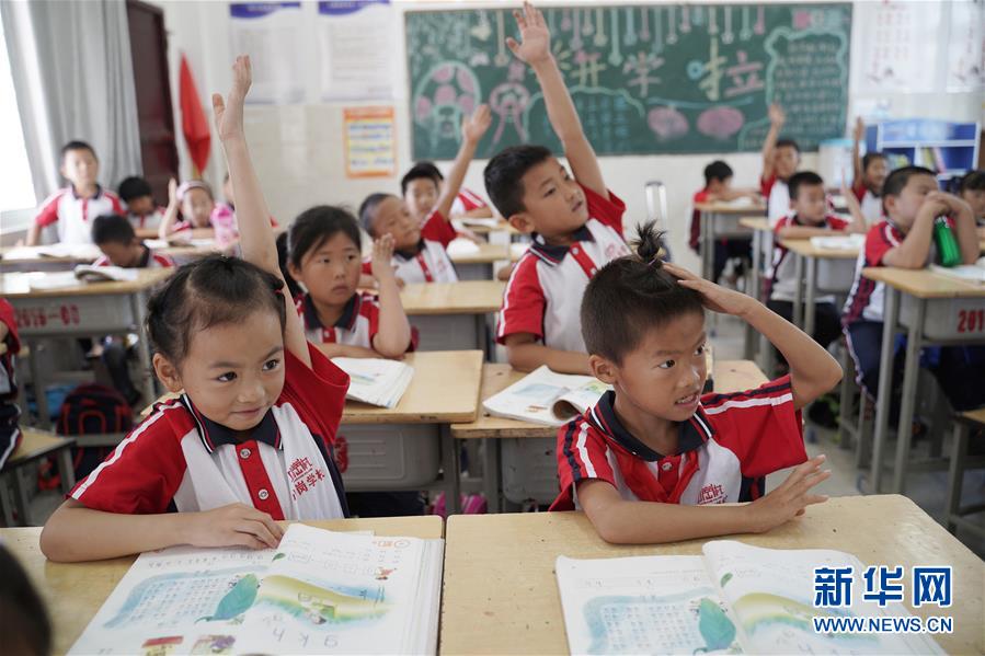 （新華全媒頭條&middot;壯闊東方潮　奮進新時代&mdash;&mdash;慶祝改革開放40年&middot;圖文互動）（5）小崗，與時代同行&mdash;&mdash;&ldquo;中國農(nóng)村改革第一村&rdquo;40年變遷的改革啟示