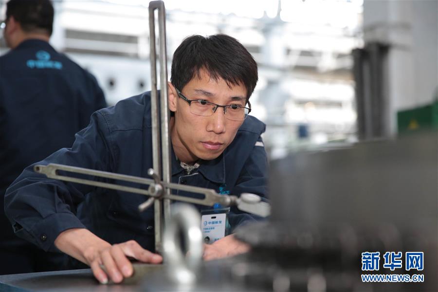 (圖文互動)(1)他用匠心守護飛機心臟——記中國航發(fā)沈陽黎明航空發(fā)動機有限責(zé)任公司一線工人洪家光