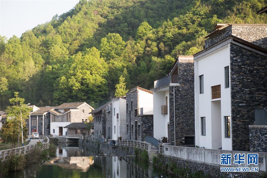 (新華全媒頭條·圖文互動(dòng))(2)希望灑在金色田野——寫(xiě)在鄉(xiāng)村振興戰(zhàn)略實(shí)施一周年之際