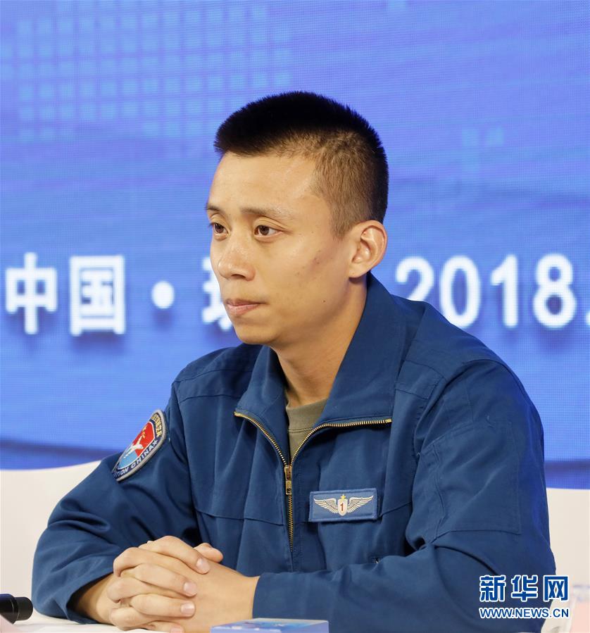 (圖文互動(dòng))(2)中國空軍新型戰(zhàn)機(jī)飛行員“論劍”珠海航展