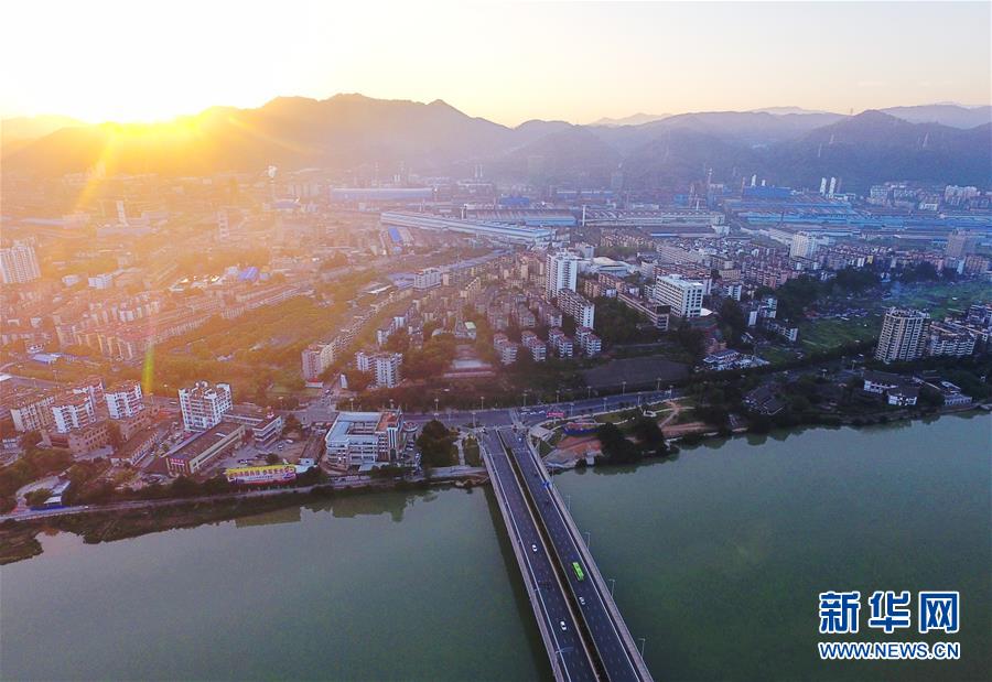 （在習(xí)近平新時代中國特色社會主義思想指引下&middot;慶祝改革開放40周年&middot;綠色發(fā)展&middot;圖文互動）（1）烈火淬煉中的轉(zhuǎn)型之變&mdash;&mdash;綠色發(fā)展之&ldquo;火&rdquo;的故事