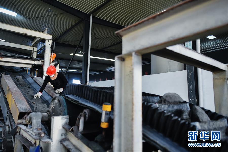 (在習(xí)近平新時(shí)代中國(guó)特色社會(huì)主義思想指引下·慶祝改革開(kāi)放40周年·綠色發(fā)展·圖文互動(dòng))(4)吹盡狂沙始到金——綠色發(fā)展之“金”的故事