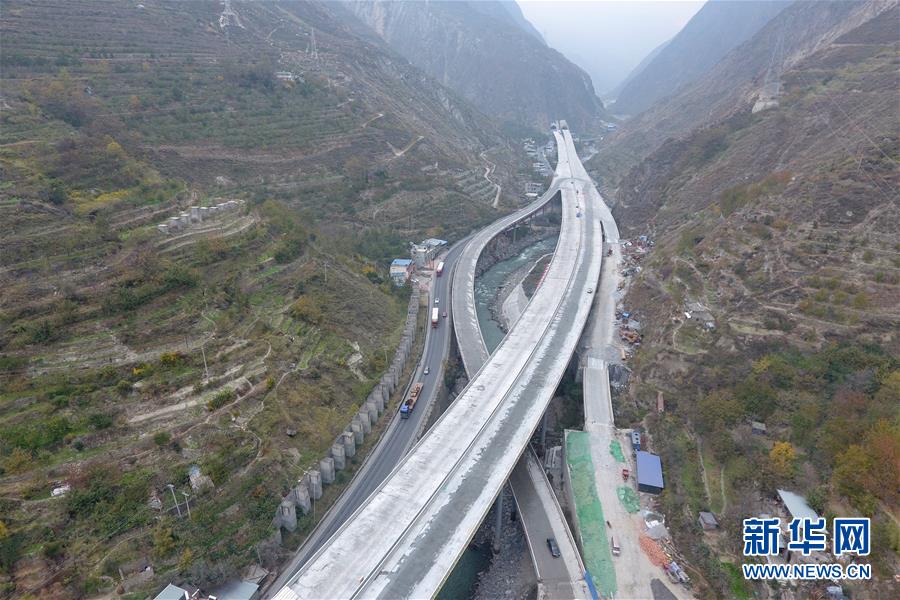 （新華全媒頭條&middot;壯闊歷程40年系列述評(píng)&middot;圖文互動(dòng)）（8）舉旗定向 康莊大道&mdash;&mdash;從改革開放40年看中國(guó)自信