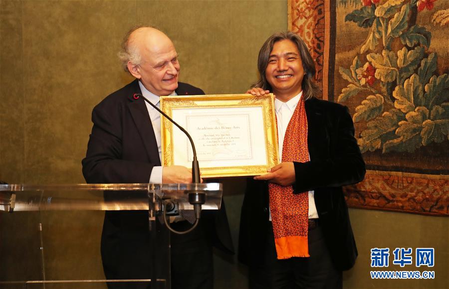 （新華全媒頭條&middot;壯闊歷程40年系列述評(píng)&middot;圖文互動(dòng)）（10）舉旗定向 康莊大道&mdash;&mdash;從改革開放40年看中國(guó)自信