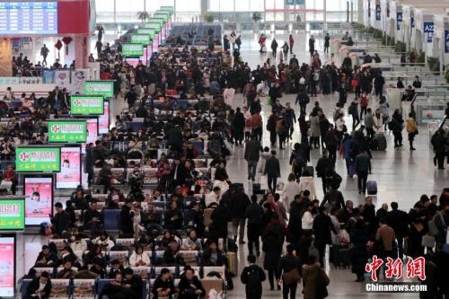 12月25日，西安北車站內(nèi)人頭攢動。<a target='_blank' ><p  align=