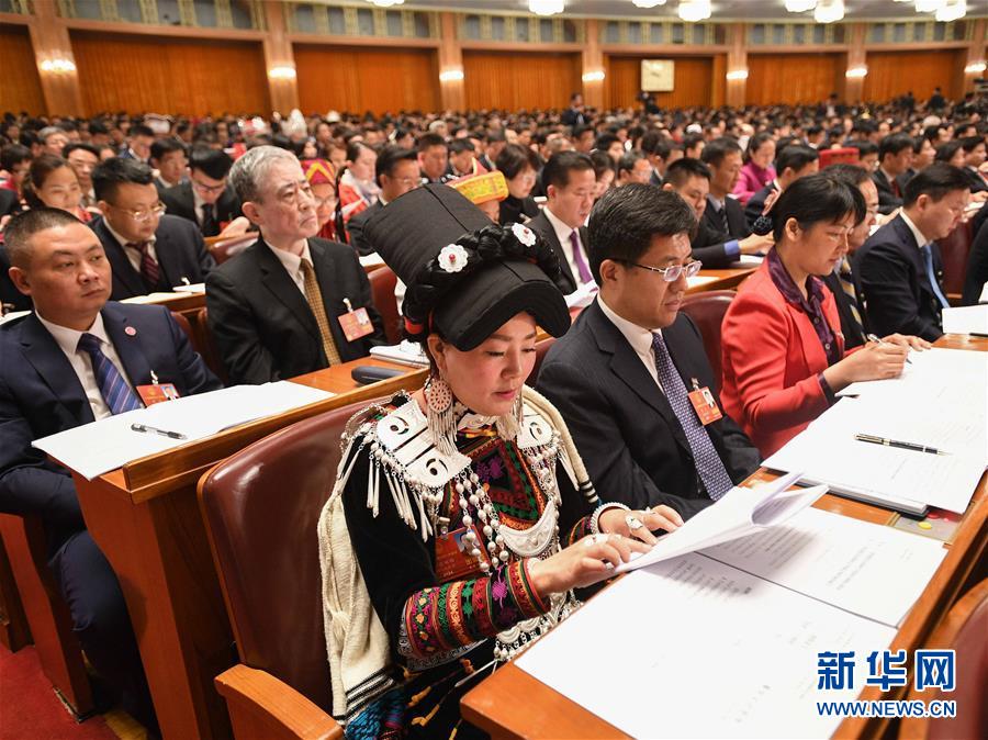 (兩會(huì)·基層代表履職故事)(1)全國(guó)人大代表喬進(jìn)雙梅:“花間”繡出美麗人生