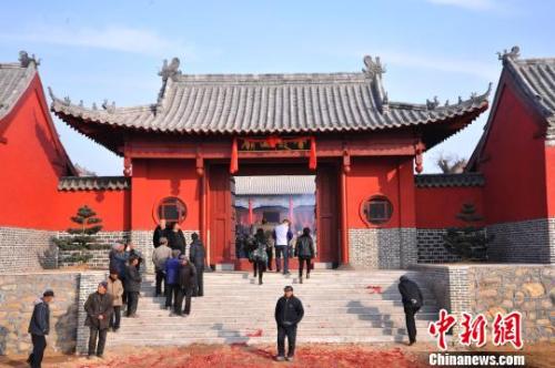 資料圖：元旦小長(zhǎng)假期間，威海南海新區(qū)云龍山上舉辦新年廟會(huì)?！⒉?攝